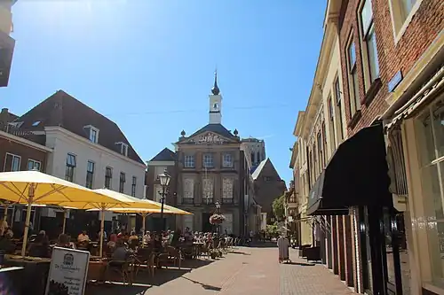 Markt met het Historisch Museum Den Briel in het oude stadhuis