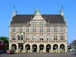 Oude Raadhuis (1628; na verwoesting in WO II in 1955 herbouwd)