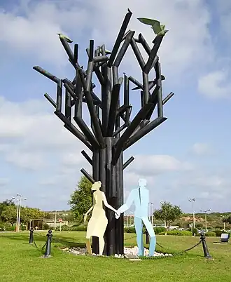 Beeld bij het streekziekenhuis in de stad