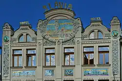 Detail van de voorgelvel met een voorstelling van stromend bier in het grote fresco.