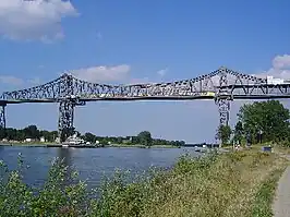Noord-Oostzeekanaal met spoorbrug bij Rendsburg