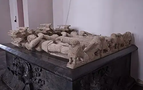 praalgraf met links Johan II, zijn vrouw Margaretha van Gennep (midden) en hun zoon Johan III (rechts) in de sint-Gangalfuskerk in Heinsberg