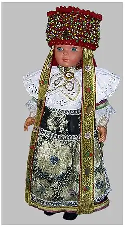 Popje in oude Schaumburger bruilofts-klederdracht, Rehren