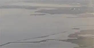 Hoeckelingsdam voor de kust van Waterland. In het verschiet is de Diemer Vijfhoek te zien. Het Strandeiland van IJburg is in aanleg.