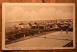 Hoek van Holland Kampeerterrein met tennisbaan. Prinses Juliana kwam hier tijdens haar jeugd ook vaak tennissen.