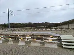 Hoogliggende spoorstaven bij metrostation Hoek van Holland Strand, om zandophoping te voorkomen