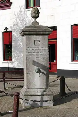 Dorpspomp: hardstenen pomp met vier schamppalen