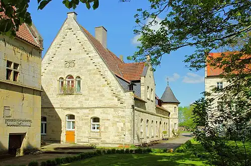 Herenboerderij Villa Alstede. Het gedeelte uiterst links op de foto dateert uit 1536.