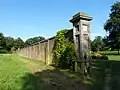 Hof te Dieren, Muur in park