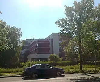 Gezien vanaf de overzijde van de Polanerbaan, ter hoogte van nummer 13