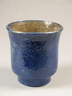 Vaas met extern blauw en intern gespikkeld grijs glazuur