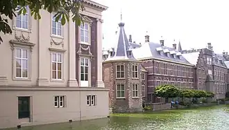 Het Mauritshuis, het Torentje en een stuk van het Binnenhof aan de oostkant van de Hofvijver