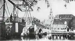 Hoge Brug rond 1900 met op de achtergrond de Hervormde Kerk van Overschie