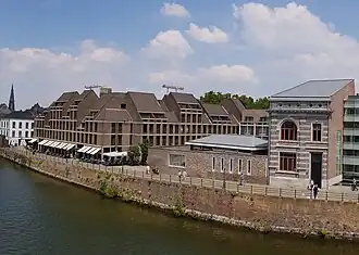 Hotel Maastricht, gezien vanaf de Hoge Brug. Rechts Villa Jaunez