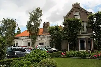 Naast het schoolgebouw de voormalige onderwijzerswoning