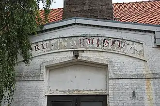 Nauwelijks leesbaar boven de voordeur: Gemeenteschool