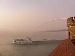 Hoge brug in de mist