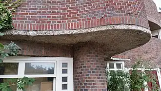 Golvend balkon bij huisnummer 9 (augustus 2019)