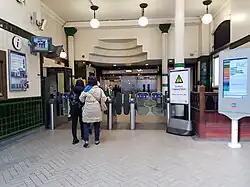 De stationshal met de liften achter de OV-poortjes.