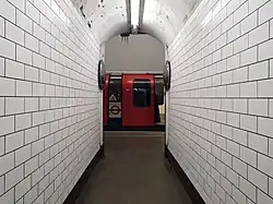 Een van de zes dwarsgangen tussen de perrons.