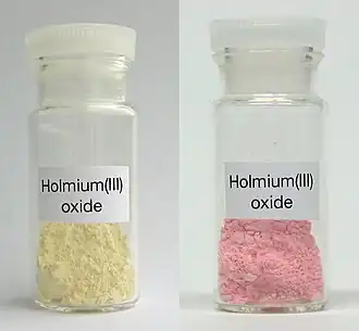 Holmium(III)oxide onder kunstlicht (links) en onder fluorescentielamp-licht (rechts)