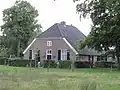 Erf met boerderij en schuur