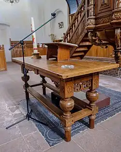 17e-eeuwse avondmaalstafel met bolpoten