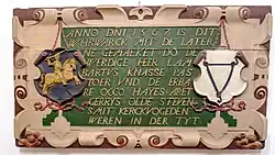 Tekst met herinnering aan het uurwerk uit 1567 en de wapens van Ripperda en Twickelo
