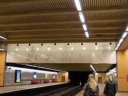 Kunst boven het perron.