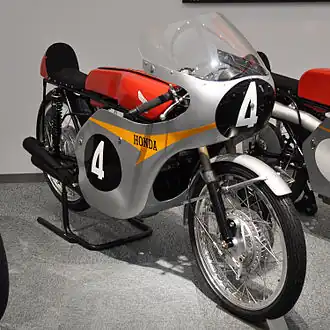 De Honda 2RC 146 uit 1964 was al een viercilinder. Honda moest steeds meer cilinders gebruiken om de tweetakten voor te blijven, maar in 1964 lukte dat nog