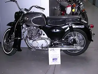 Honda begreep de Amerikaanse markt al snel: een hoog stuur op de Honda C 77 Dream leverde de CA (American) 77 Dream op.