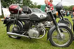 De concurrerende Honda CB 175 was veel duurder dan een BSA Bantam, maar had al richtingaanwijzers, een volledig gesloten kettingkast, een tweecilinderviertaktmotor, een voorbereiding voor een startmotor en leverde 17&nbsp;pk