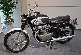 Het Dominator Model 88 SS kreeg in 1965 een sterke concurrent: de 450cc-Honda CB 450, die 43 pk leverde, maar die ook al was uitgerust met richtingaanwijzers.