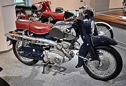 Zo'n 250cc-Honda Dream zag er misschien niet erg sportief uit, maar was met zijn 18 pk, startmotor en elektrische richtingaanwijzers een geduchte concurrent.