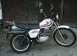 1979:XL 500 SZ in de weinig voorkomende kleur Ceramic White met rode en blauwe biezen.