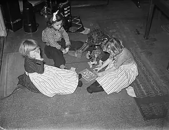 Hongaarse kinderen in Volendam (15 december 1947). De kinderen verbleven een half jaar in Nederland om aan te sterken bij (tijdelijke) pleegouders. Dit werd verzorgd door de Stichting Hulp-Actie voor Hongaarse kinderen.