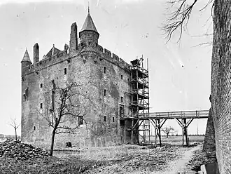 Het hoofdgebouw tijdens restauratie voor het bombardement