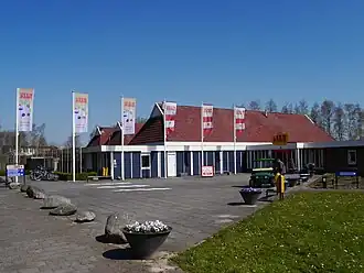 Ingang en hoofdgebouw