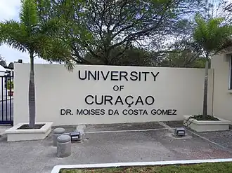 De hoofdingang van de Universiteit van Curaçao, Dr. Moises da Costa Gomez.