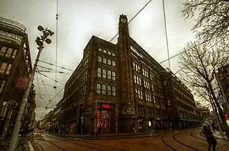 Het gebouw gezien op de hoek van de Amstelstraat en de Utrechtsestraat, december 2012