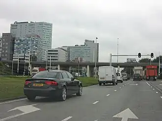 Het eind van de Transformatorweg, met het viaduct van de Einsteinweg.