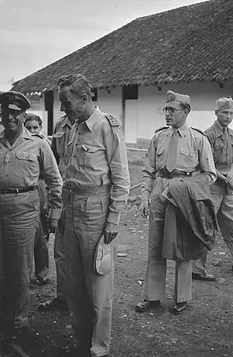 Koningsberger (voorgrond) in 1948 als hoofdlegerpredikant in Bandoeng (Indonesië)