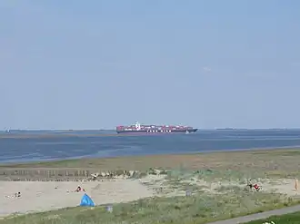 Schip op Westerschelde ter hoogte van Hoofdplaat. Bemerk de zandbanken