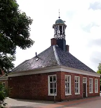 Onderwijzerswoning Voorm. onderwijzerswoning onder hoog tentdak met klokkentorentje (Openbare Bibliotheek)