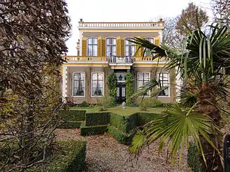 De monumentale villa Oosterhouw aan de Hoofdstraat in Leens