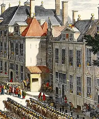 De Hoofdwacht in 1686, met een houten uitbouw waaronder een ruiter de wacht houdt. (detail prent van Daniël Marot)