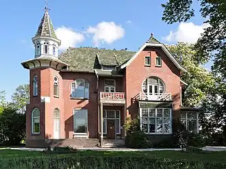 Villa in overgangsstijl met art-nouveau-elementen