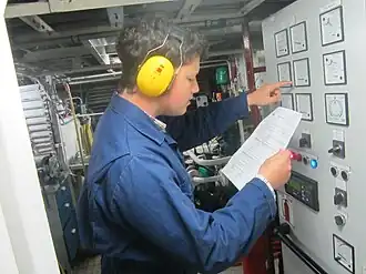 Hoofdwerktuigkunde aan boord van de eendracht controleert of het parrallelschakelen van de 2 hoofdmotoren correct is verlopen