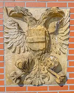 Het wapen van de stad Groningen opnieuw ingemetseld in de in 1998 opnieuw opgetrokken achtermuur van de schuur (2022)