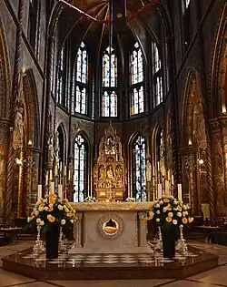 Priesterkoor en hoogaltaar